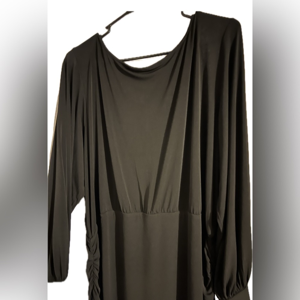 VENUS 🌓 NWOT Black Midi Dress w/Rouched sides & cuffed long sleeves